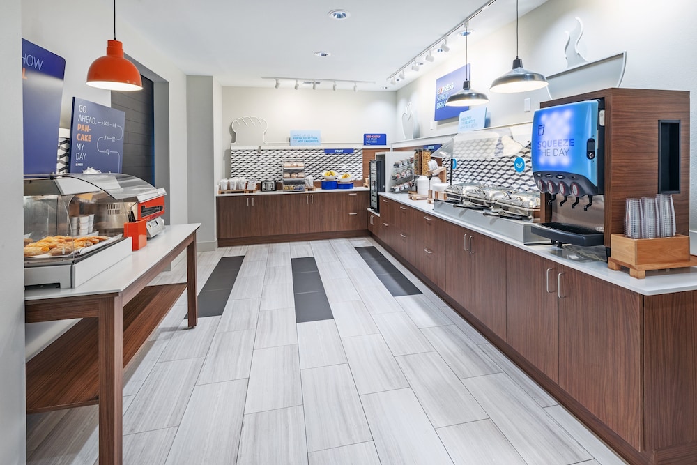 Holiday Inn Express & Suites West by IHG - photo 30