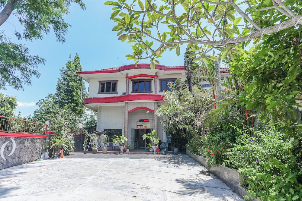 RedDoorz at Hotel Andalus Puncak — 4-Star Luxury Hotel in Bogor, Indonesia