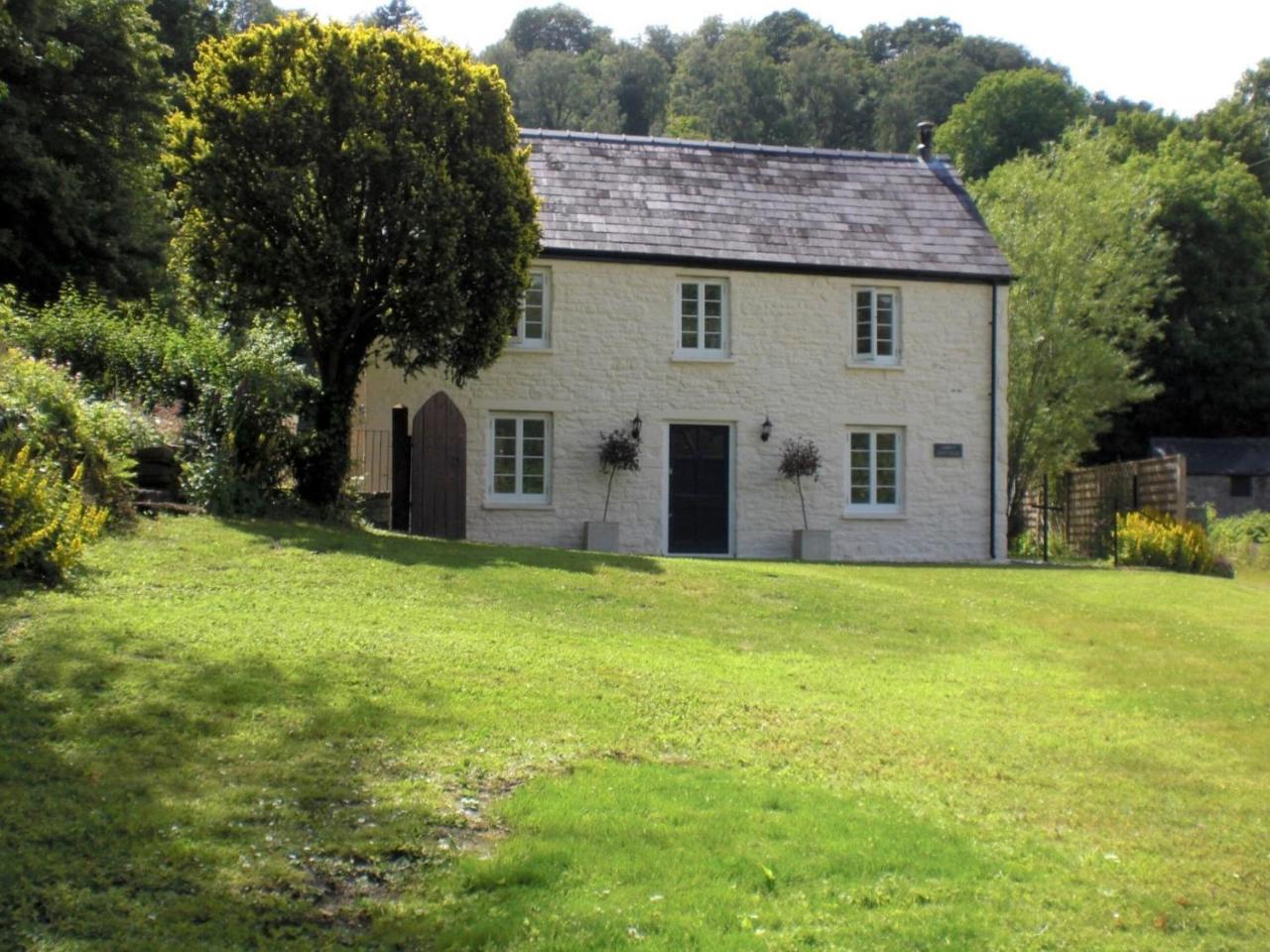 Tintern Abbey Cottage — 5-Star Luxury Hotel in Tintern, United Kingdom