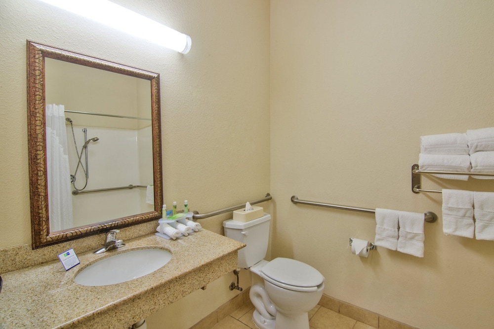 Holiday Inn Express Hotel & Suites Terrell by IHG - photo 22