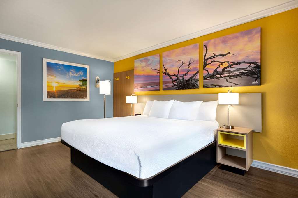 Days Inn by Wyndham Pensacola Historic Downtown - photo 16