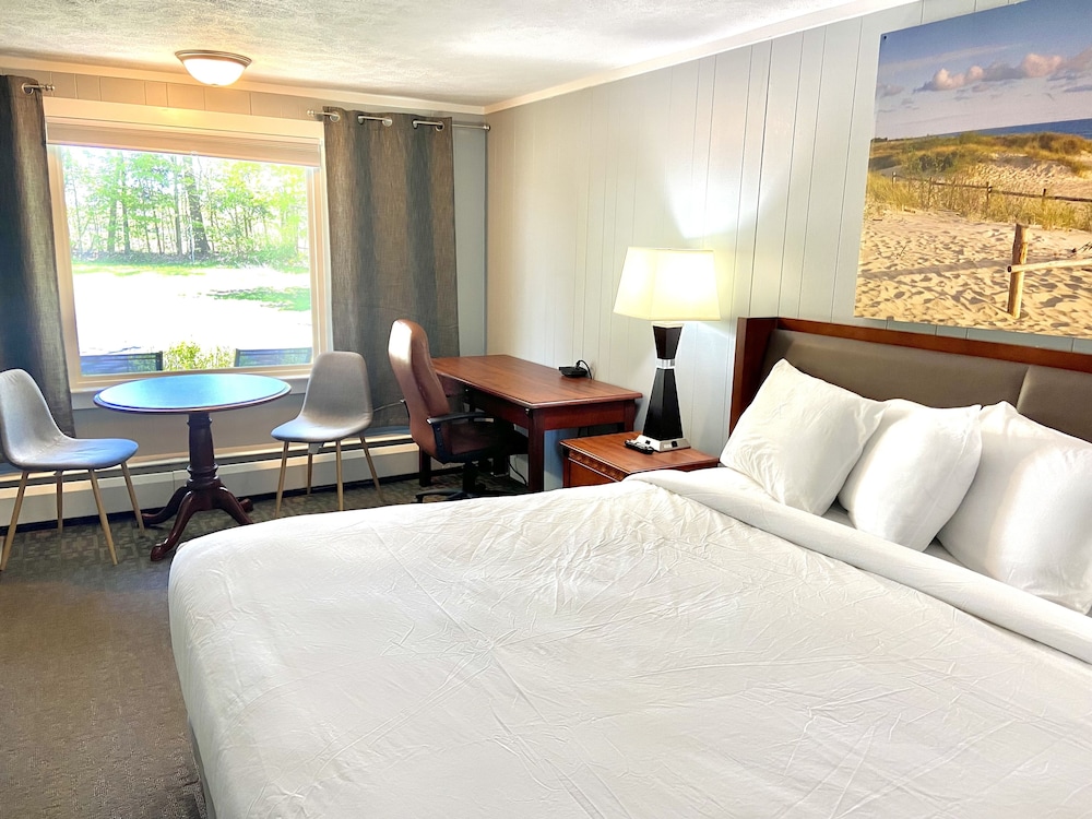 Elk Rapids Lakeshore Inn in Williamsburg, United States