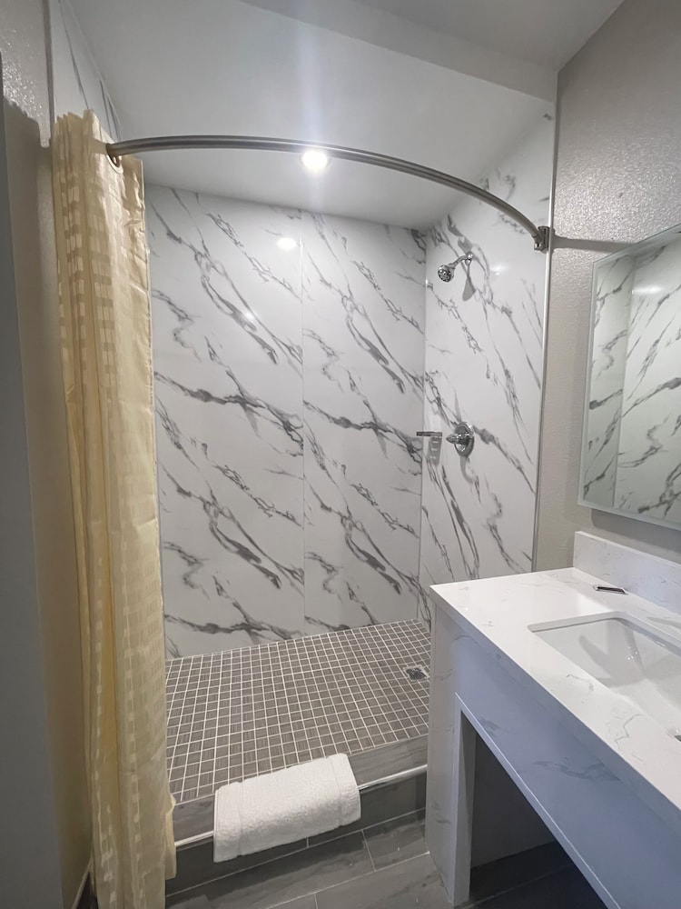 Stadium Inn & Spas - photo 24
