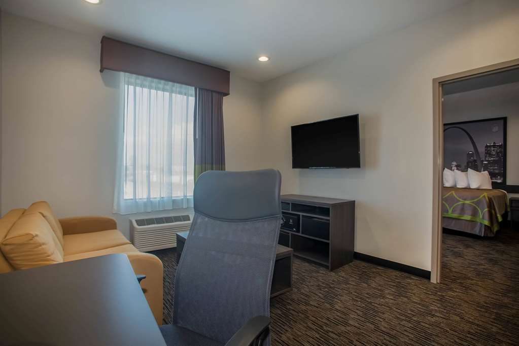 Super 8 by Wyndham St. Louis North - photo 15