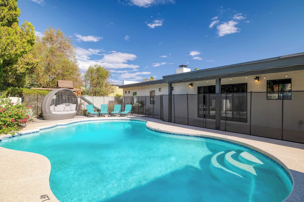 Backyard Pool Puttinggreen Playground Modern 5bdr White Agate by Avantstay in Scottsdale, United States