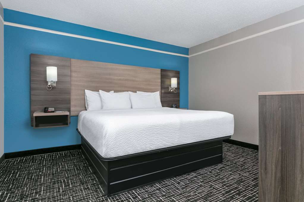 La Quinta Inn & Suites by Wyndham Weatherford - photo 29