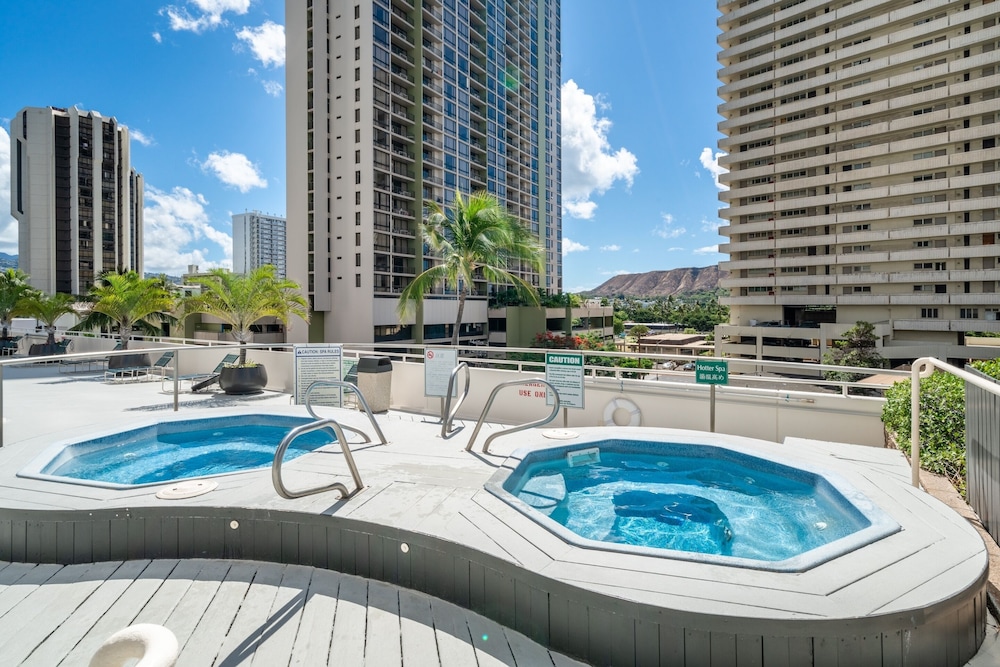 Light & Airy 8th Floor Ocean View Condo with Lanai and FREE Parking by Koko Resort Vacation Rentals - photo 15