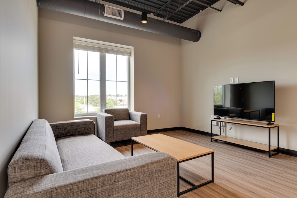 Bloomington Apartment Walk to IU Campus & Mall — 4-Star Luxury Hotel in Bloomington, United States