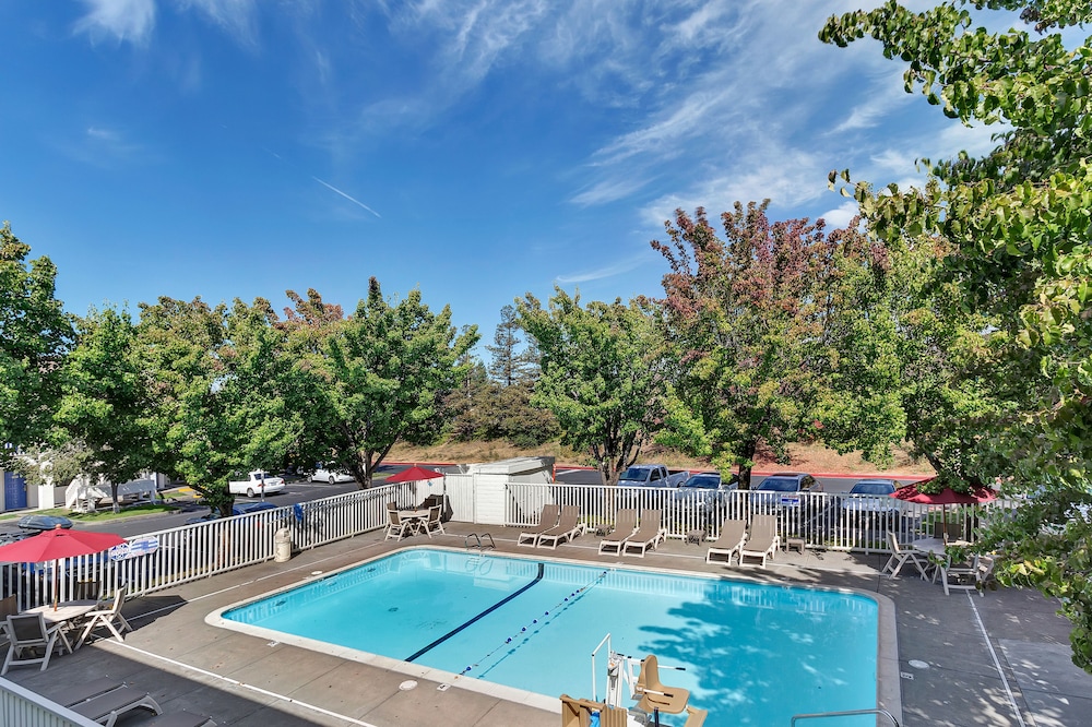 Super 8 by Wyndham Santa Rosa North - photo 22