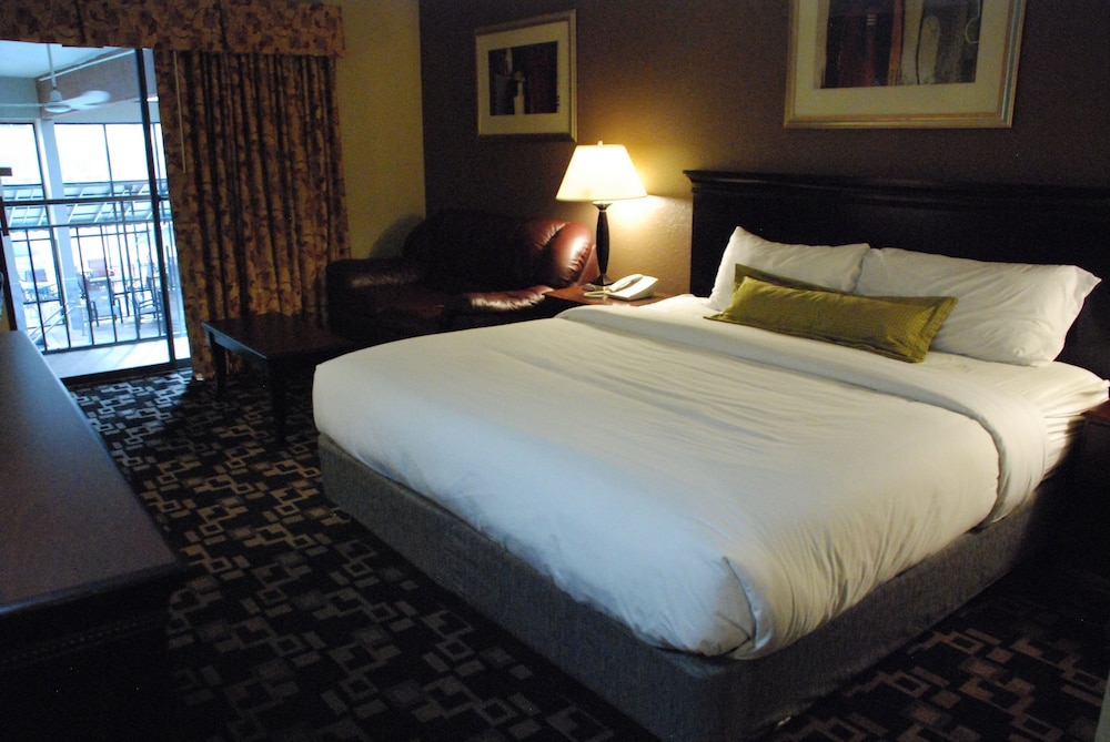 Express Suites Riverport Inn & Suites - photo 12