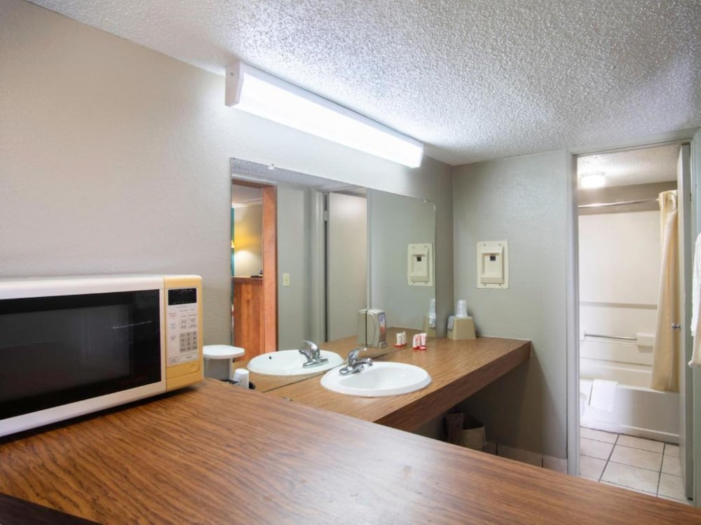 OYO Hotel Hutchinson West 4th Ave - photo 46