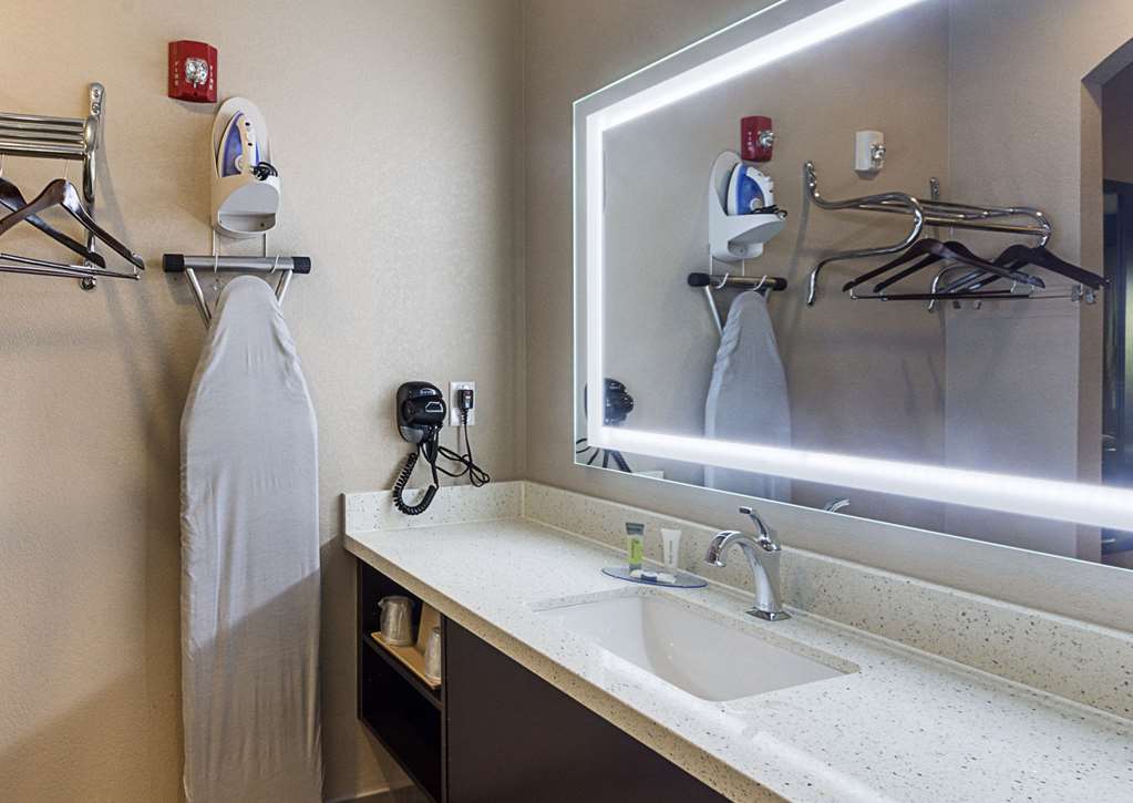 Econo Lodge Inn and Suites Houston NW Cy Fair - photo 9