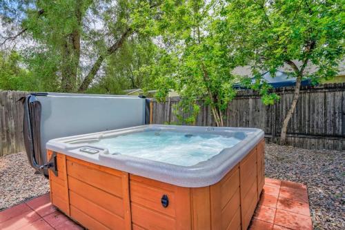 H NEW Centrally Located 3BDRM Traveler`s Home Near Downtown Colorado Springs — 4-Star Luxury Hotel in Colorado Springs, United States