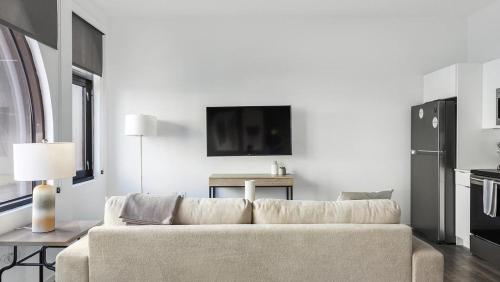 Landing Modern Apartment with Amazing Amenities — 4-Star Luxury Hotel in Wilmington, United States