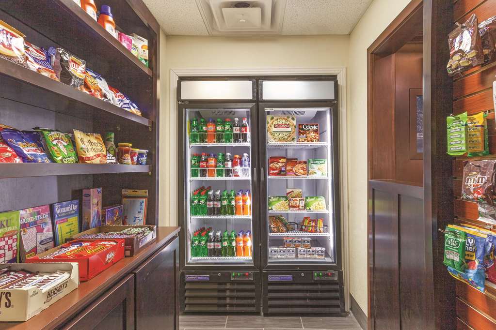 La Quinta Inn & Suites by Wyndham Elizabethtown - photo 20