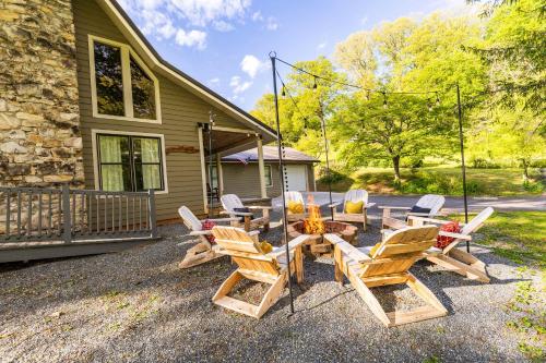 Cozy Family Getaway w Games Hot Tub & Fire Pit in Bryson City, United States