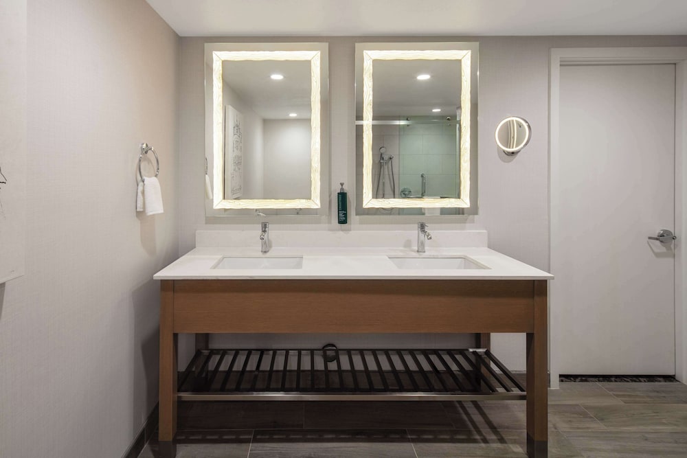 DoubleTree By Hilton Sacramento - photo 17