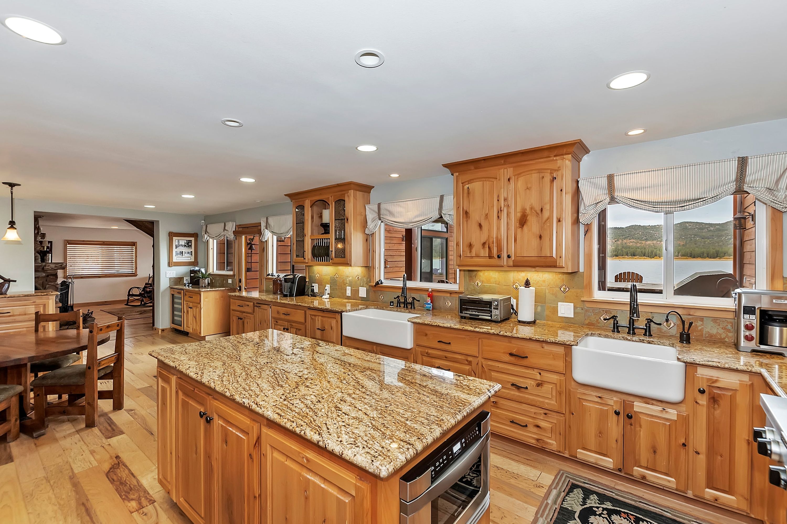 Lagunita Shores by Avantstay Beautiful Lakefront Mansion w Hot Tub & BBQ - photo 14