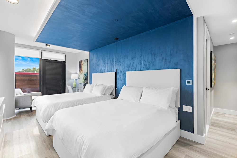 Global Luxury Suites at The Arches - photo 18