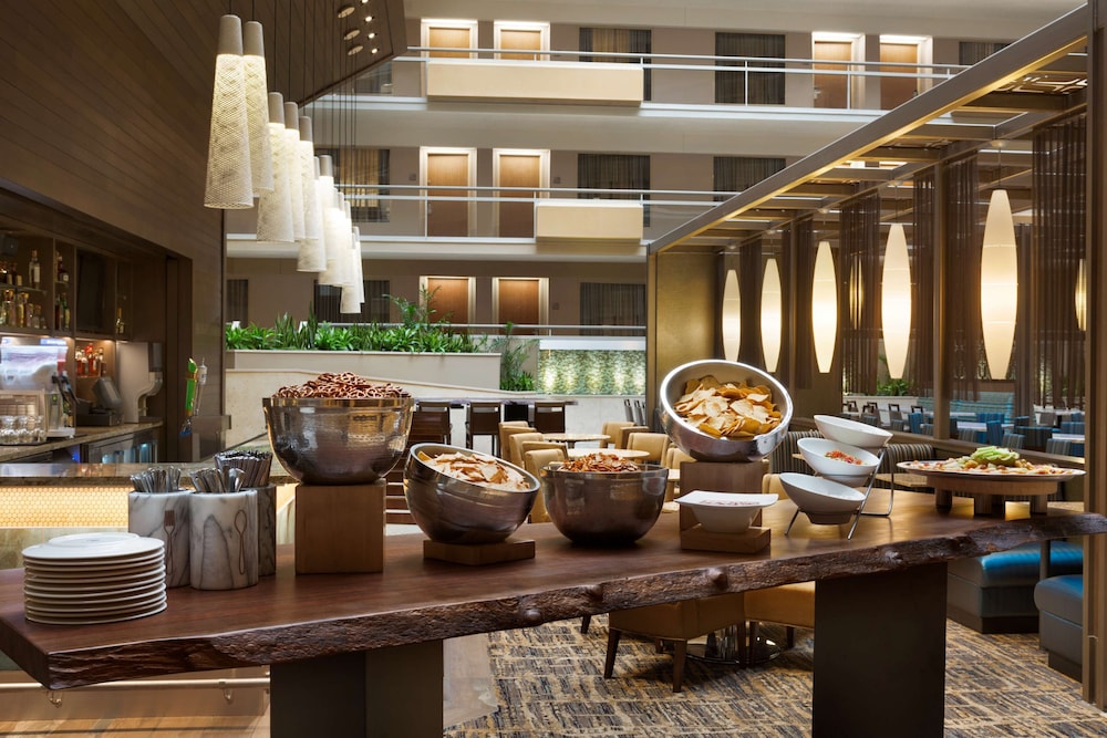 Embassy Suites by Hilton San Antonio Airport - photo 42