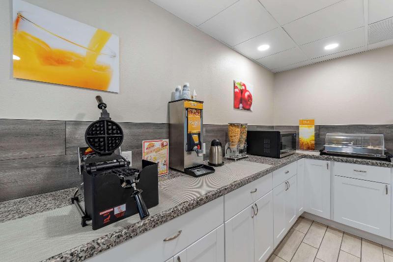 Quality Inn & Suites Evansville Downtown - photo 43