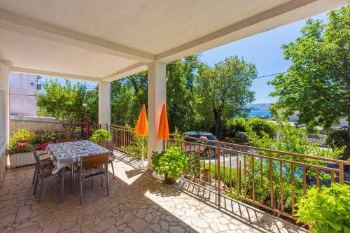 Modernes Apartment nur 600 Meter zum Strand mit privater Terrasse Grill Waschmaschine — 4-Star Luxury Hotel in Novi Vinodolski, Croatia