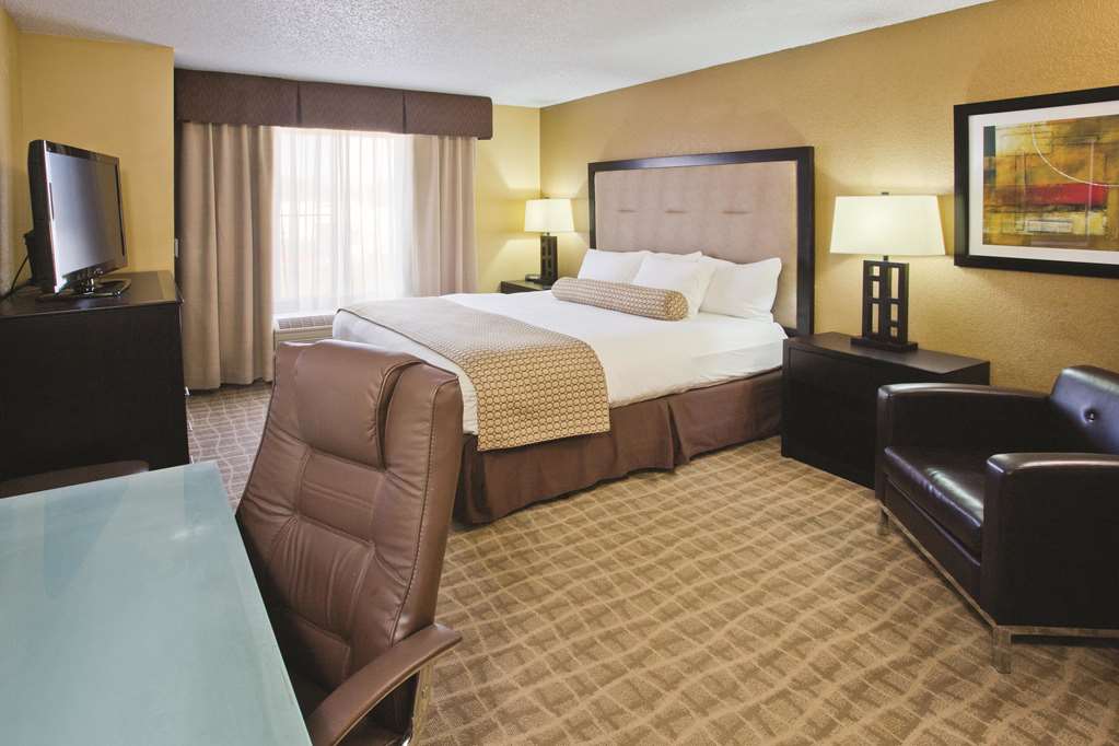 La Quinta Inn & Suites by Wyndham Hot Springs - photo 13