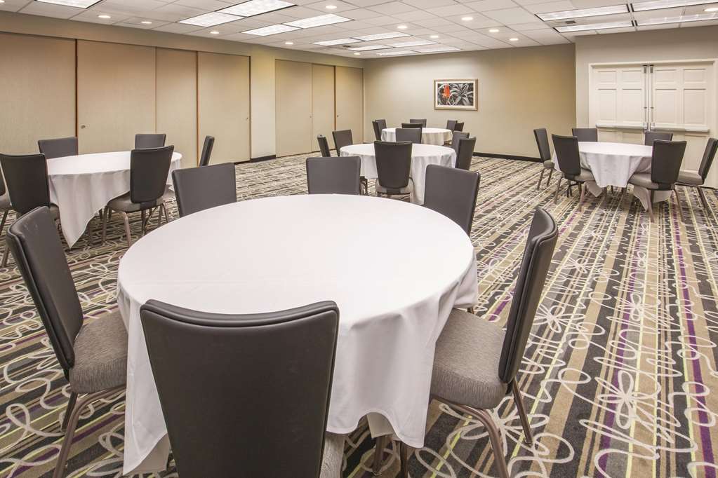 Howard Johnson by Wyndham Sacramento Downtown - photo 41