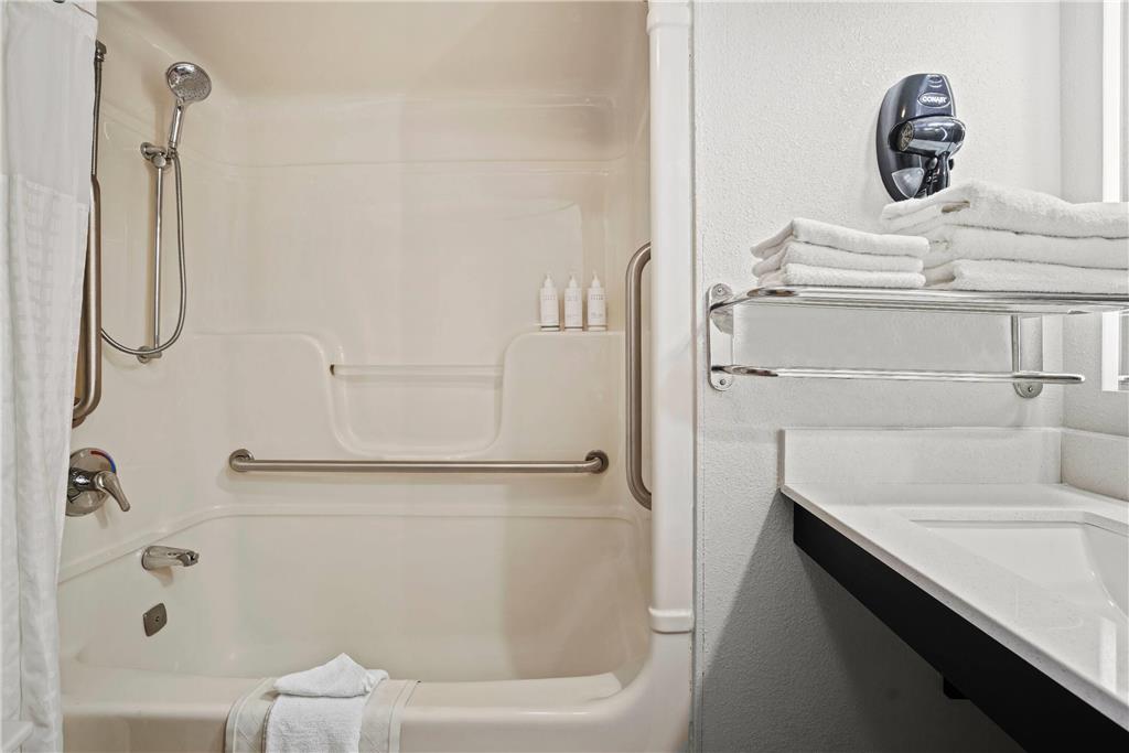 Days Inn by Wyndham Utica - photo 24