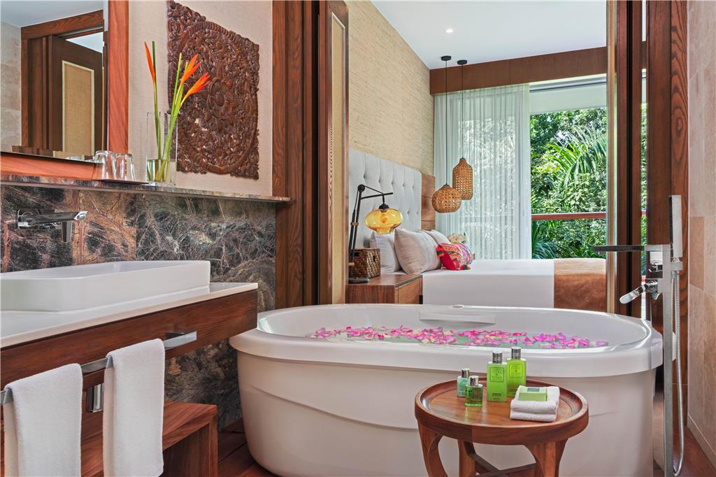 Jungala BedSuite Bedroom amp Hot Tube