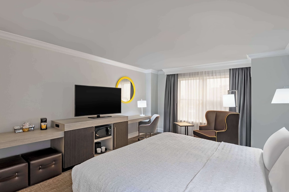 Hampton Inn & Suites Stamford - photo 13