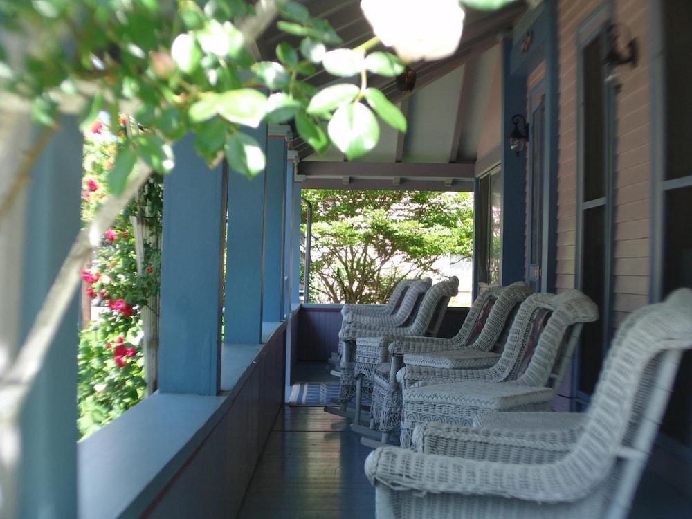 The Oak Bluffs Inn - photo 24