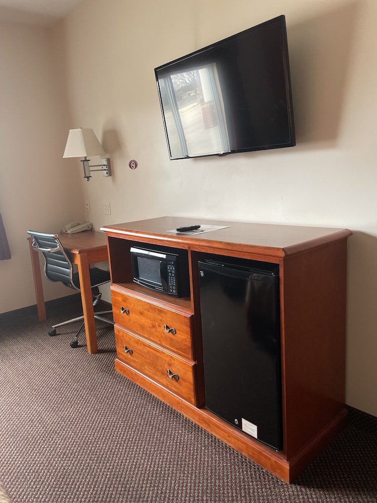 Super 8 by Wyndham Salina - photo 4