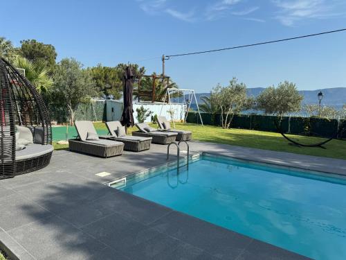 Zoza Luxury villa isthmia by the sea with private pool — 4-Star Luxury Hotel in Alimos, Greece