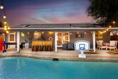 Home with Pool And Hot Tub in Central San Antonio — 4-Star Luxury Hotel in San Antonio, United States