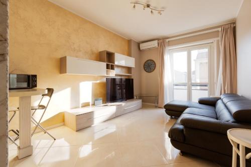 GuestHost Niguarda Bright Apartment w Balcony — 4-Star Luxury Hotel in Milan, Italy