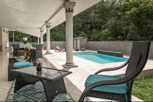 Villa Aquaterra 200m2 jacuzzi privatif chambre parentale piscine garage — 4-Star Luxury Hotel in Matoury, French Guiana