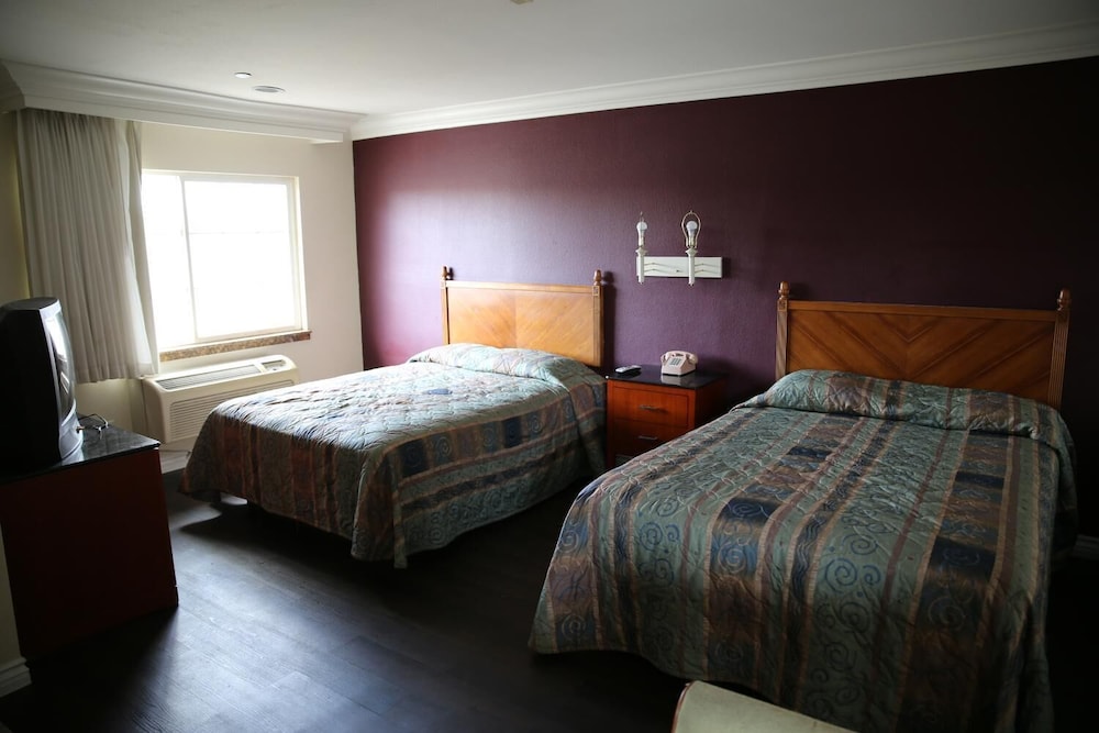 Chateau Inn and Suites - photo 18