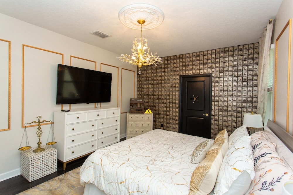 Magical Muggle Mansion Pool & Spa Sleeps 23 - photo 15