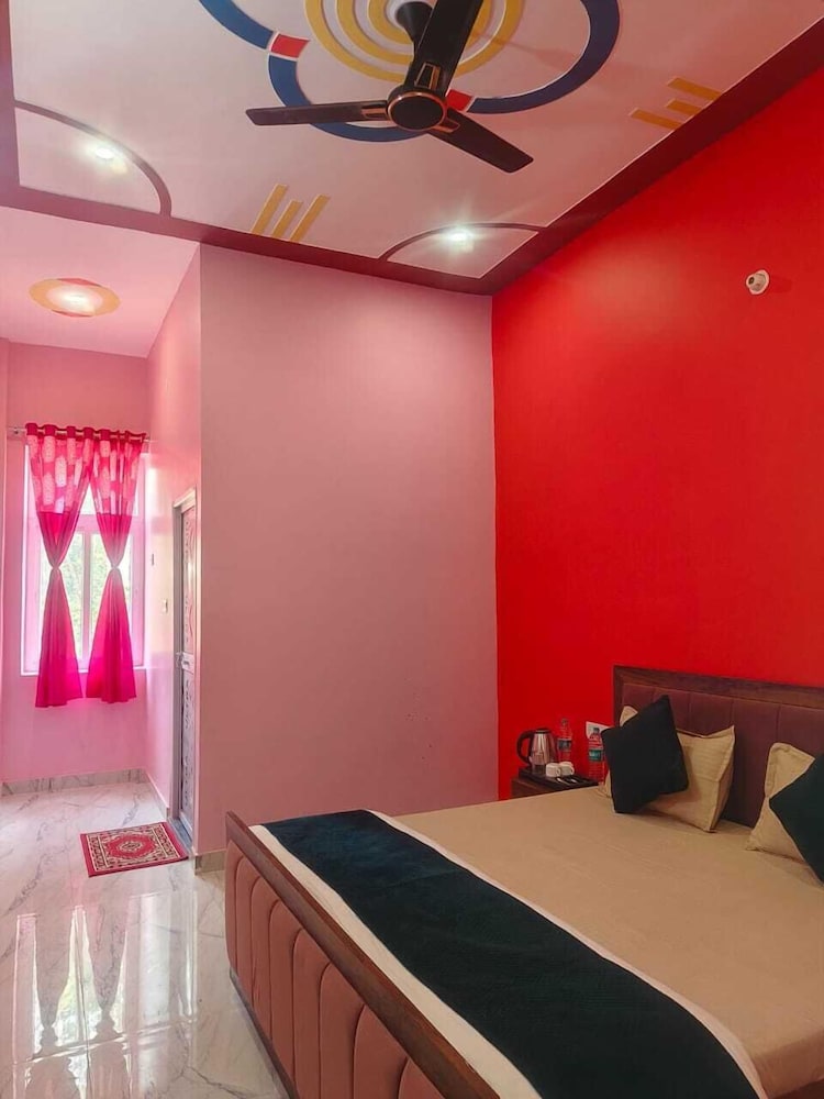 Hotel The Viraj Palace in Ajodhya, India