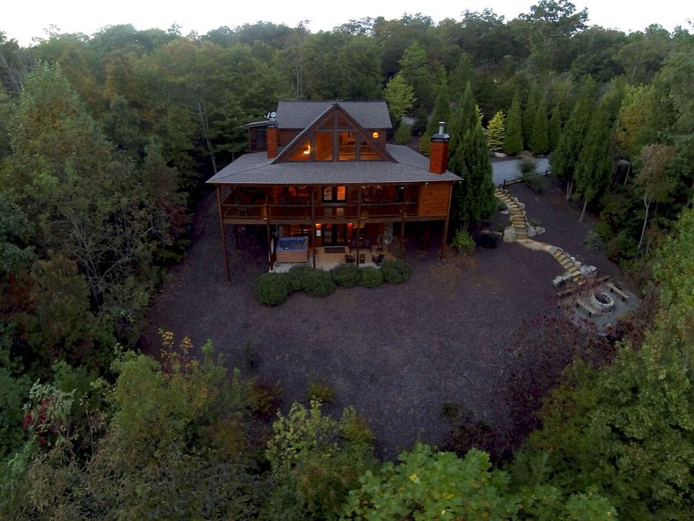 Aska Adventure Lodge — 4-Star Luxury Hotel in Blue Ridge, United States