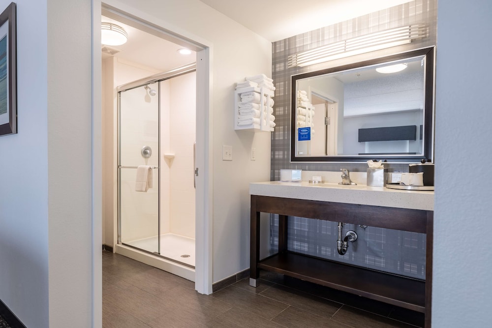 Hampton Inn & Suites Greensboro Coliseum Area - photo 49