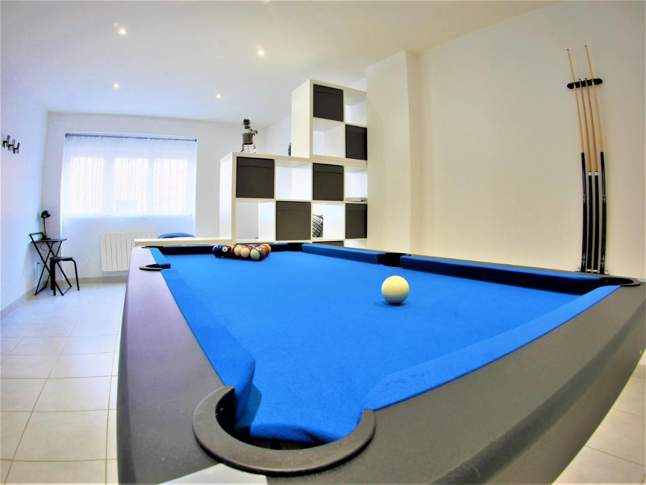 Le Salsero T4 de 93m2 En Centre Avec Billard Clim Prime Video Wifi Fibre in Nimes, France