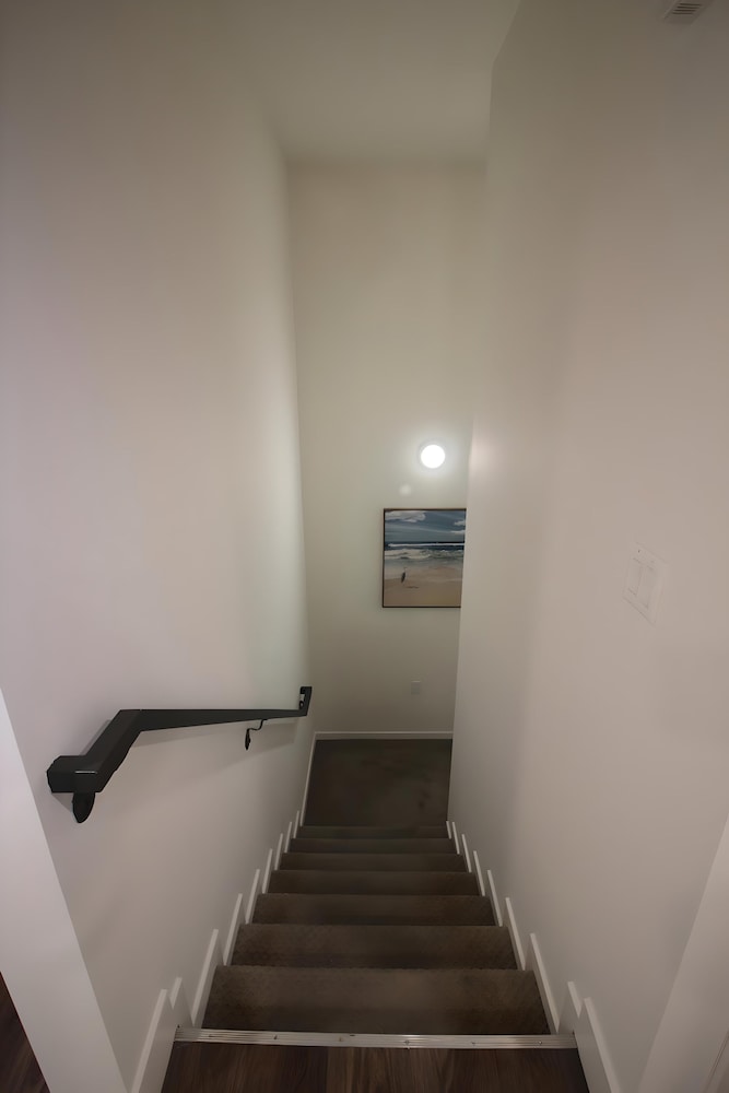 Los Angeles Premium City Suites Free Secured Parking - photo 17