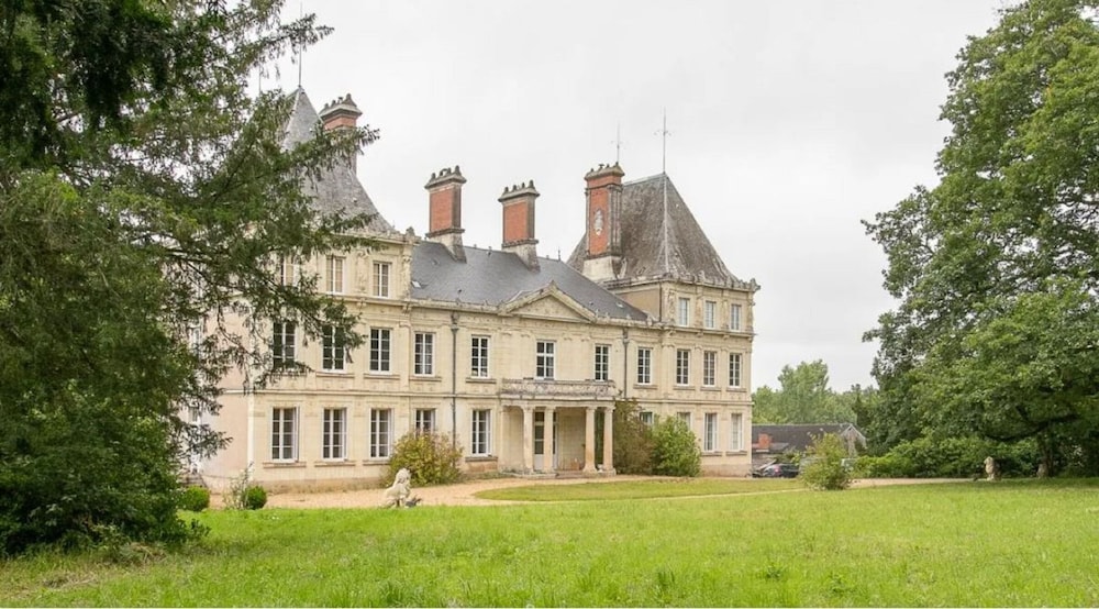 Château L'escale — 4-Star Luxury Hotel in Saint-Herblon, France