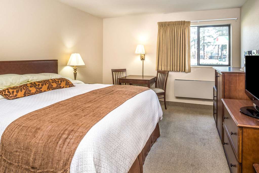 Super 8 by Wyndham St. Regis - photo 15
