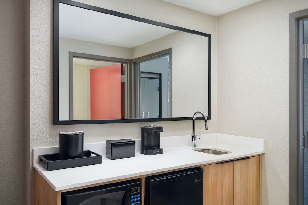 Embassy Suites by Hilton Hampton Convention Center - photo 13