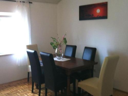 Apartment Sunshine Two Bedroom Apartment with Sea View