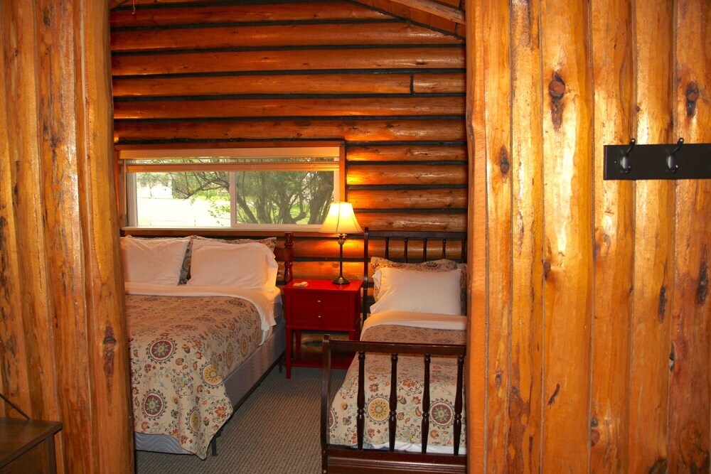 Yellowstone Hot Springs Resort - photo 10