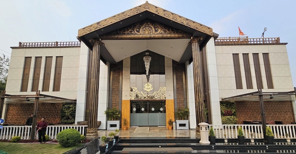 Sargawa The Palace Resort — hotel in Ambikapur
